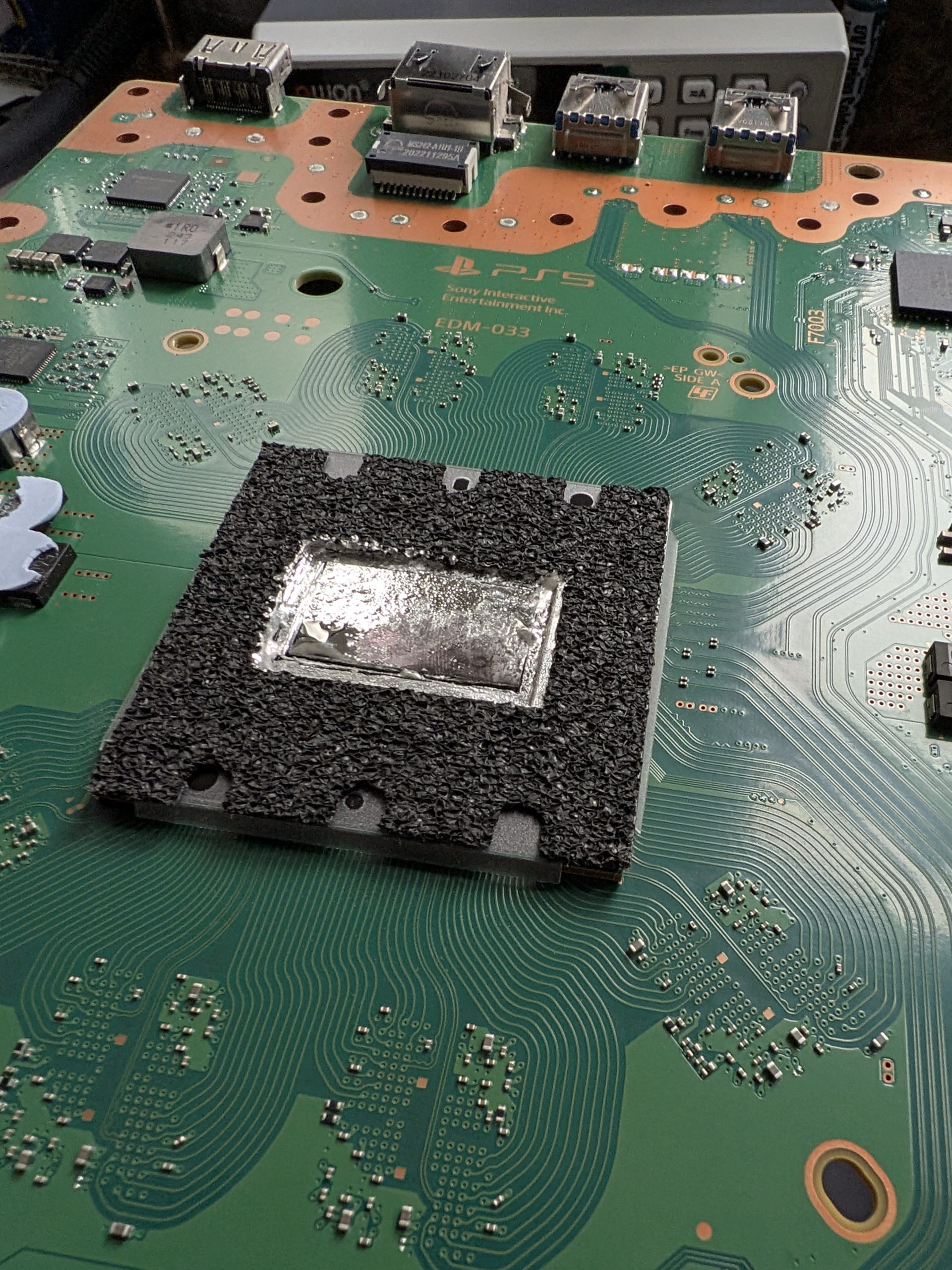 Why Your PS5 Keeps Shutting Down: The Liquid Metal Problem Nobody Explains Properly